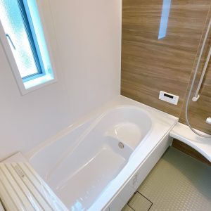 浴槽底の凸部に微細な砂目加工を施しているため　滑りにくく、安心して入浴できます。(風呂)