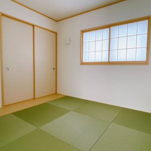 １Ｆ和室（５．２帖）琉球畳仕様で、スタイリッシュな空間になってます。(寝室)
