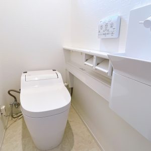 1Fトイレ　温水洗浄便座 棚にお好みのアメニティグッズを配置して空間をプロデュースして下さい♪(内装)