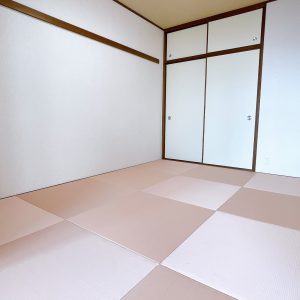 和室はお洒落な琉球畳。縁が無く正方形な畳。リビングに隣接していてとても使い勝手の良いお部屋になりました。(寝室)