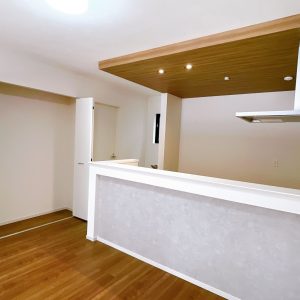 キッチン横に収納スペースがあり、日用品の収納にオススメです♪