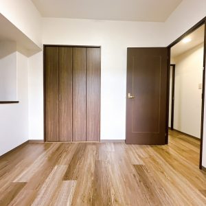 シンプルで使いやすい洋室は寝室や書斎など、ライフスタイルに合わせてご活用いただけます。(内装)