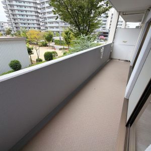 南向きバルコニーで、陽当たり良好。洗濯物も気持ちよく干せます