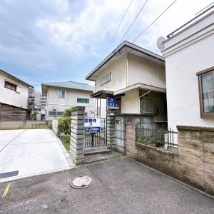 閑静な住宅街ではありますが、車を約2分走らせると国道26号線に出れる交通利便性の高い立地です(^^)(外観)