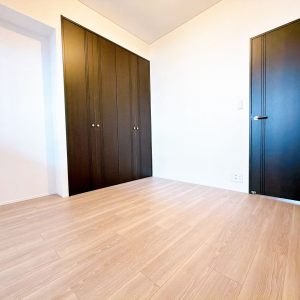 コンパクトながら使い勝手の良い5.4帖洋室です