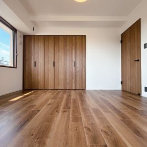 二面採光で、明るく快適に過ごせる6.4帖の洋室です(^^)