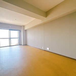 リビングもバルコニーに面しており、日当たり良好！家族が自然と集まる明るいLDKです(^^)(居間)