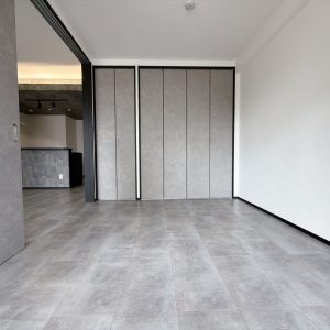 リビングに面した洋室は扉を開放すればＬＤＫと一体感のある広々とした空間として、閉めれば個室として使える便利なお部屋です（＾＾）／(内装)