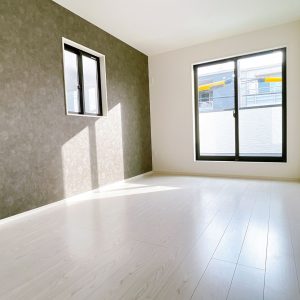 2階の7帖のお部屋は黒のアクセントクロスを使い、落ち着いた空間を演出します。(内装)