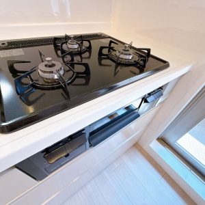 三口コンロで効率よく料理ができますね♪(キッチン)