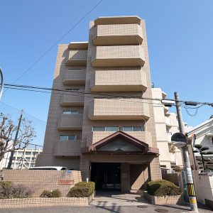 地下鉄御堂筋線『北花田駅』徒歩12分の立地に佇むマンション。専有面積74.35㎡、LDK15.5帖のゆとりある3LDKで、ご家族が快適に暮らせる住まいです。(外観)