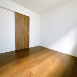 コンパクトながら収納スペースも確保した使い勝手の良い4.5帖の洋室です。