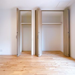 収納スペースも付きで、室内をスッキリ保てます。(内装)