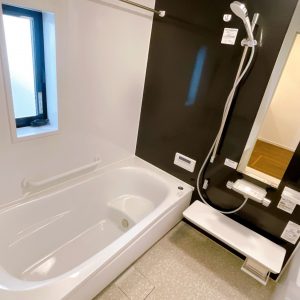 しっかり広さもある浴室で、1日の疲れをとれる寛ぎ空間です(^^)追い炊き機能付きの浴室はいつでも暖かいお風呂に入れます。(風呂)