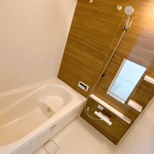 暖房換気乾燥機付きの浴室は入浴後の水滴や湿気を排出し、カビの発生や臭いを抑制してくれます。追い焚き機能も付いているので家族の入浴時間がずれても安心！(風呂)