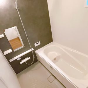 暖房・乾燥・換気・涼風の機能を兼ね備えた浴室乾燥機！お風呂でリラックスタイムを満喫できるのはもちろんの事、洗濯物の乾きにくい梅雨や、夜間のお洗濯に大活躍です！(風呂)