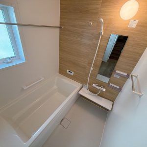 追い焚やたし湯もできるので自分のタイミングに入浴できますね(^^)浴室に窓があるので換気もできて衛生面も安心です♪