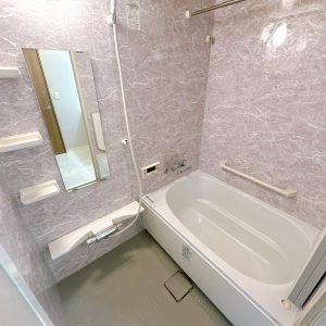 浴室暖房乾燥機付きで季節を問わず快適にご利用いただけます。梅雨の時期は浴室乾燥で衣類干しを、冬は入浴前に浴室を温めて快適なバスタイムをお楽しみください(^^♪(風呂)