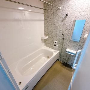 浴室暖房乾燥機付きで季節を問わず快適にご利用いただけます。梅雨の時期は浴室乾燥で衣類干しを、冬は入浴前に浴室を温めて快適なバスタイムをお楽しみください（＾＾♪(風呂)