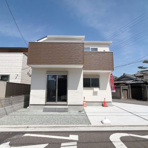 日当たり・通風良好な角地！カースペースも2台あります(^^♪(外観)