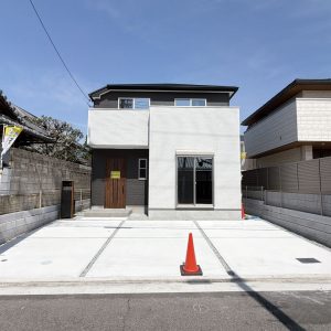 日当たり・通風良好♪カースペースも2台あります(^^♪(外観)