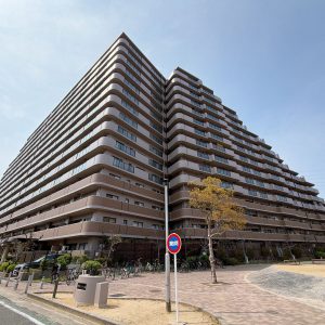 マンション横には公園が隣接しており、子育て世帯に嬉しい住環境です(外観)