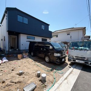 イオンタウン諏訪ノ森徒歩10分圏内、諏訪ノ森駅までも徒歩約7分と好立地な住戸です(^^♪(外観)