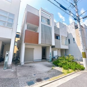平成19年築の鉄骨造3階建の住戸は、耐久性に優れた鉄骨造ならではの安心感。外観も綺麗に保たれています(^^♪(外観)