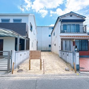 現地（2026年5月）撮影 建築条件無しにつき、間取りや仕様も自由にご検討いただけます。(外観)