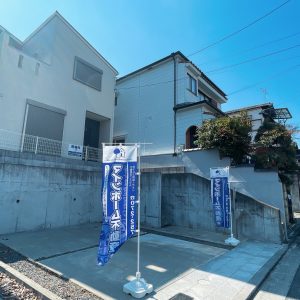 車2台停めても自転車、バイクも十分置けるスペースがあります♪(外観)