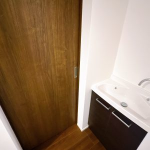 玄関先に手洗い場を設け、帰宅後すぐに手洗いができる衛生的な銅線です