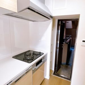 キッチンに勝手口があるので、ゴミ出しや換気がスムーズで、暮らしやすさに配慮されています。(キッチン)