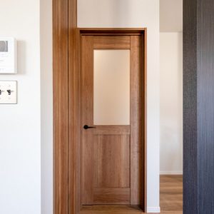 建物プラン例（内観写真）床のデザインとマッチした木目の建具(内装)