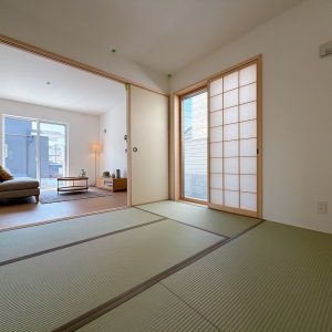 畳の香りに癒される心安らぐ和室は来客用やお昼寝スペースとしても重宝します。(内装)