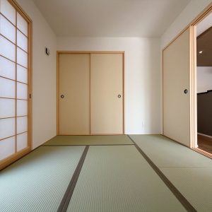 畳の香りに癒される心安らぐ和室は来客用やお昼寝スペースとしても重宝します。(内装)