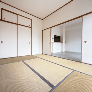 リビングに面した和室は扉を開放すればＬＤＫと一体感のある広々とした空間として、閉めれば個室として使える便利なお部屋です（＾＾）／