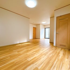 木目調のフローリングであたたかみのあるリビングを演出しております。(内装)