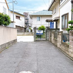 閑静な住宅街ではありますが、車を約2分走らせると国道26号線に出れる交通利便性の高い立地です(^^)(外観)