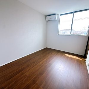 採光を確保した明るい洋室で、快適にお過ごしいただけます(内装)