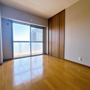 バルコニーに面した明るいお部屋で、開放感のある空間です(内装)