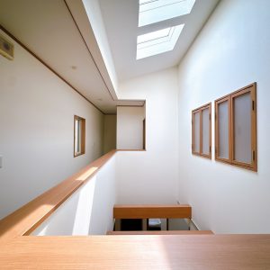 室内（2026年3月）撮影 2階は吹き抜けを囲むように廊下がつながり、開放感のある空間になっています