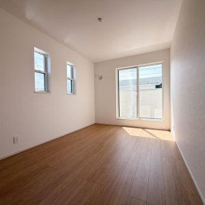 大きな窓がお部屋を明るくしてくれます♪(内装)