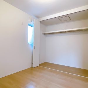 2F洋室（4.5帖） 扉を開けると大容量のCLが♪(玄関)