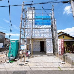 閑静な住宅街ではありますが、車を約３分ほど走らせますと国道３１０号線に出れる交通利便性の高い立地です（＾＾）(外観)
