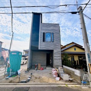 閑静な住宅街ではありますが、車を約３分ほど走らせますと国道３１０号線に出れる交通利便性の高い立地です（＾＾）(外観)