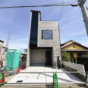 閑静な住宅街ではありますが、車を約３分ほど走らせますと国道３１０号線に出れる交通利便性の高い立地です（＾＾）(外観)