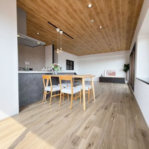 カウンターキッチンの前にダイニングキッチンを置くと料理の配膳も助かります！(居間)