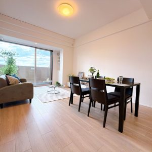南向きバルコニーに面したリビングは日当たり良好でお部屋全体を明るく照らします(居間)