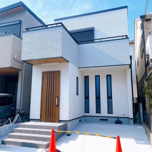 飽きのこない外観デザインで、長く安心して住める新築戸建。2025年9月完成。(外観)