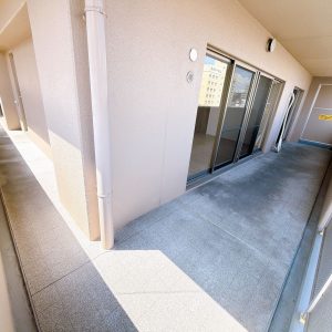 三面バルコニーを備え、さまざまな方角から採光・通風を確保してくれます